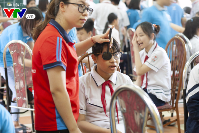 Khám sàng lọc các bệnh về mắt cho hơn 1.500 học sinh tại Hà Nội - Ảnh 3.