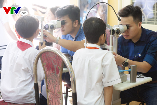 Khám sàng lọc các bệnh về mắt cho hơn 1.500 học sinh tại Hà Nội - Ảnh 5.