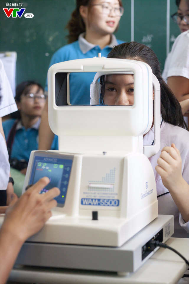Khám sàng lọc các bệnh về mắt cho hơn 1.500 học sinh tại Hà Nội - Ảnh 7.