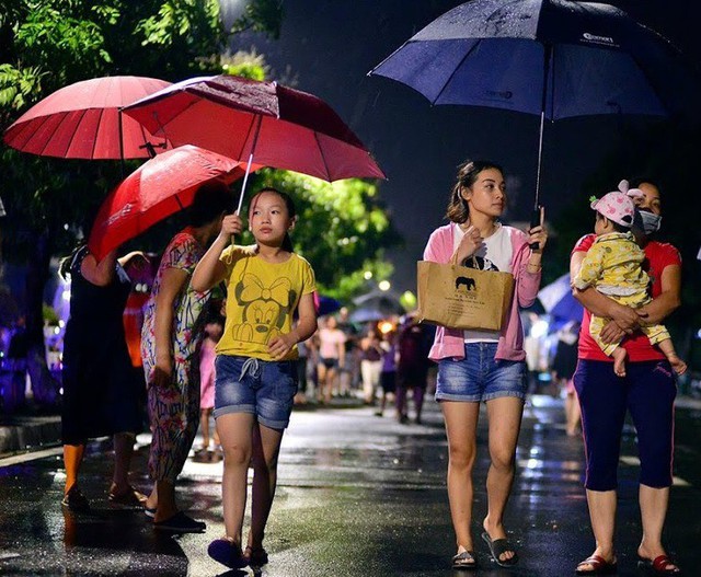 Người dân đội mưa dự lễ khai mạc phố đi bộ Trịnh Công Sơn - Ảnh 1.