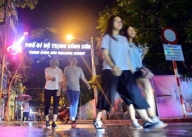 Người dân đội mưa dự lễ khai mạc phố đi bộ Trịnh Công Sơn - Ảnh 13.