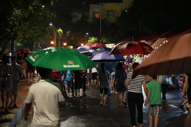Người dân đội mưa dự lễ khai mạc phố đi bộ Trịnh Công Sơn - Ảnh 2.