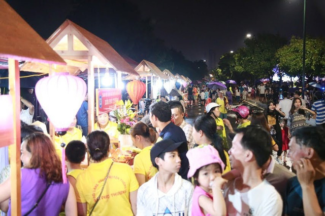 Người dân đội mưa dự lễ khai mạc phố đi bộ Trịnh Công Sơn - Ảnh 10.