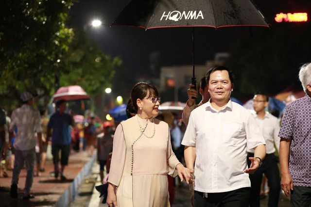 Người dân đội mưa dự lễ khai mạc phố đi bộ Trịnh Công Sơn - Ảnh 3.