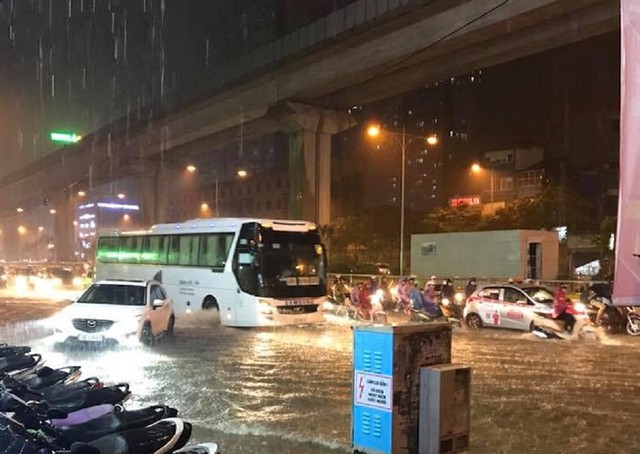 Hà Nội mưa lớn đầu mùa, đường phố hóa sông - Ảnh 2.