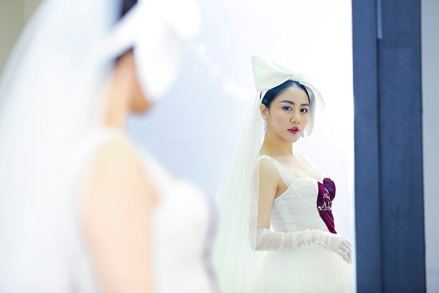 Văn Mai Hương mặc váy cưới, hóa cô dâu xinh đẹp trên truyền hình - Ảnh 1.