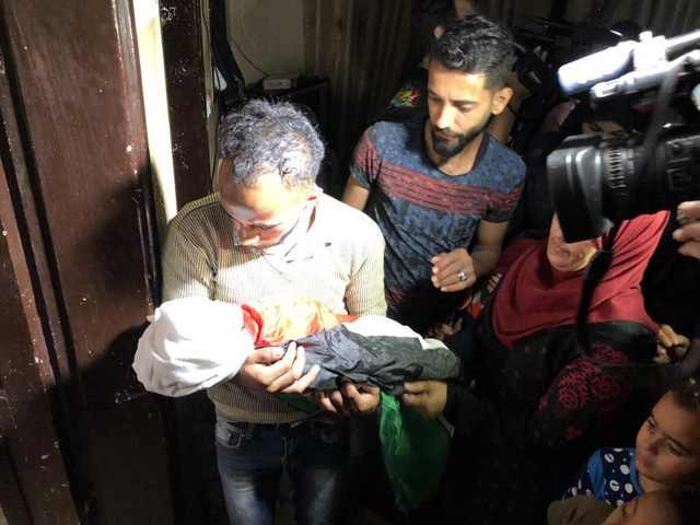 Bé gái 8 tháng tuổi thiệt mạng vì hơi cay tại Dải Gaza - Ảnh 1.