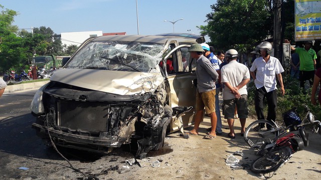 Quảng Nam: Xe tải va chạm với xe du lịch, 6 người bị thương - Ảnh 2.