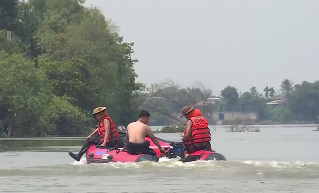 Tìm thấy 2 nạn nhân trong vụ lật sà lan trên sông Đồng Nai - Ảnh 2.