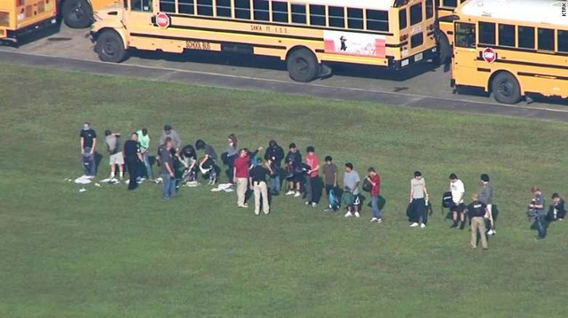 Nổ súng tại trường trung học ở Texas, Mỹ, ít nhất 8 người thiệt mạng - Ảnh 2.
