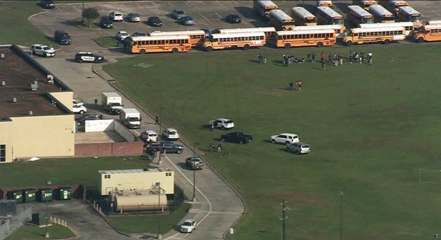 Nổ súng tại trường trung học ở Texas, Mỹ, ít nhất 8 người thiệt mạng - Ảnh 3.