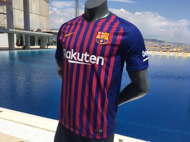 Barcelona trình làng áo đấu mới tại... bể bơi. - Ảnh 1.