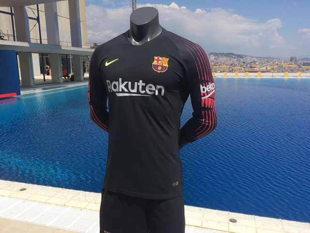 Barcelona trình làng áo đấu mới tại... bể bơi. - Ảnh 2.
