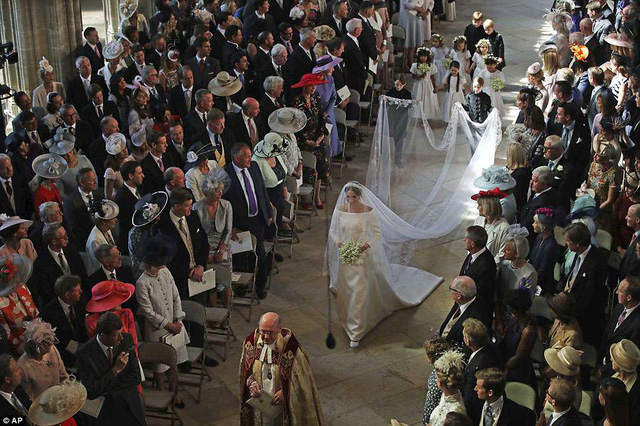 Cận cảnh chiếc váy cưới của cô dâu Hoàng gia Meghan Markle - Ảnh 2.