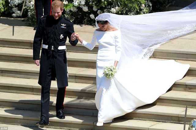 Cận cảnh chiếc váy cưới của cô dâu Hoàng gia Meghan Markle - Ảnh 8.