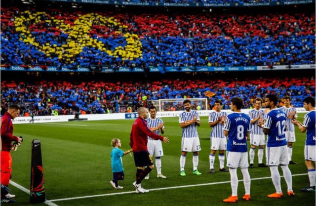 Ảnh: Barcelona chia tay Iniesta trong trận đấu cuối cùng của mùa giải - Ảnh 2.