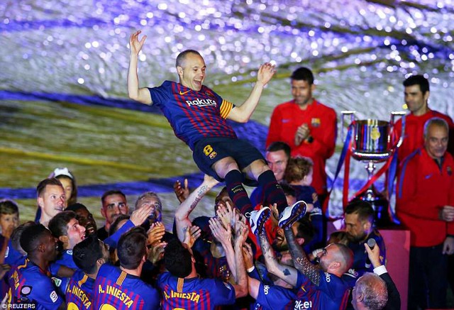 Ảnh: Barcelona chia tay Iniesta trong trận đấu cuối cùng của mùa giải - Ảnh 7.