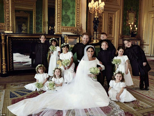Hoàng gia Anh công bố ảnh cưới đẹp long lanh của Hoàng tử Harry và Meghan Markle - Ảnh 3.