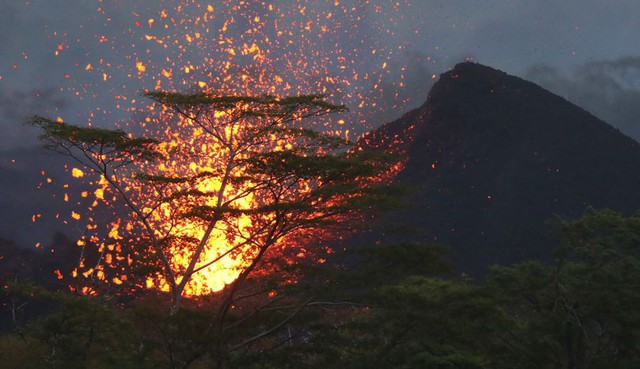 Dung nham núi lửa Kilauea tuôn trào - Ảnh 1.
