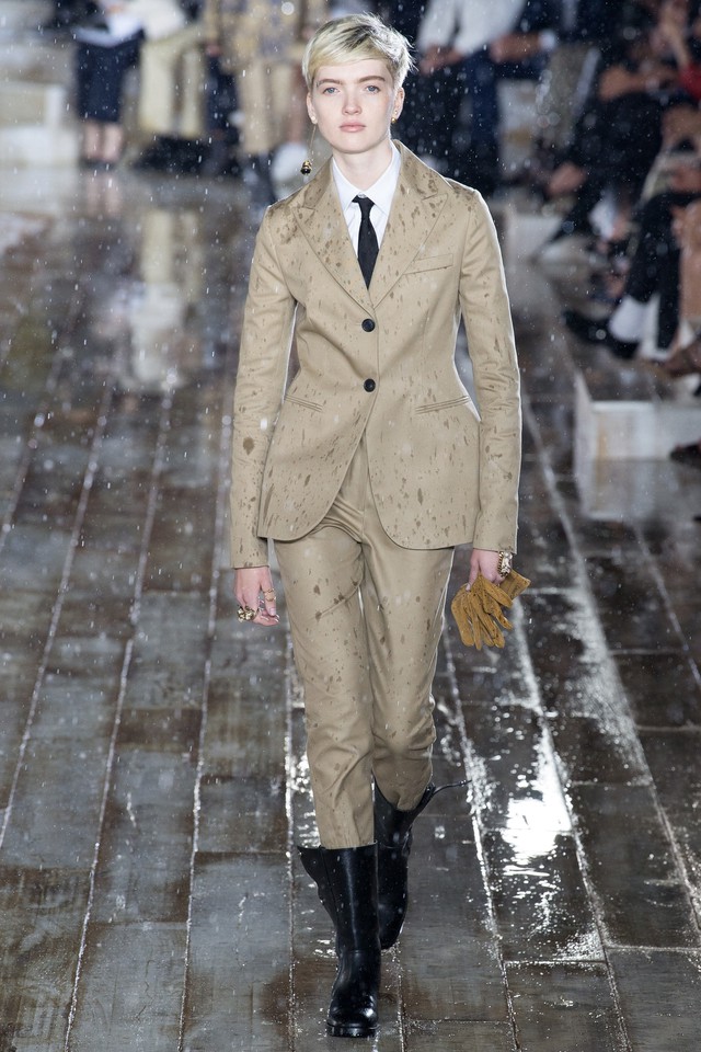 Christian Dior mang sàn diễn thời trang cao cấp vào... chuồng ngựa - Ảnh 8.