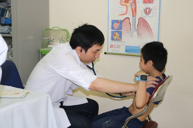 Khám, phát thuốc miễn phí cho 1.500 trẻ em ở Hà Nội - Ảnh 4.