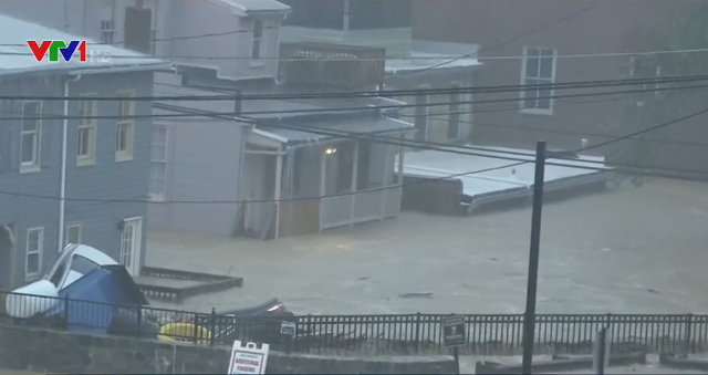 Mưa lớn gây ra lũ lụt nhấn chìm một thành phố tại Mỹ - Ảnh 2.