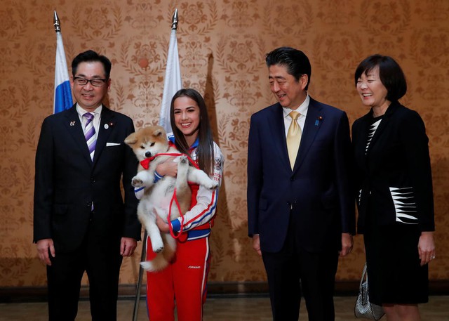 Thủ tướng Nhật Bản tặng cún cưng cho nữ vận động viên Nga - Ảnh 1.