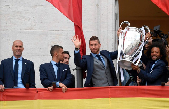 Real Madrid diễu hành ăn mừng chức vô địch Champions League thứ 13 - Ảnh 11.