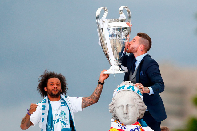 Real Madrid diễu hành ăn mừng chức vô địch Champions League thứ 13 - Ảnh 13.
