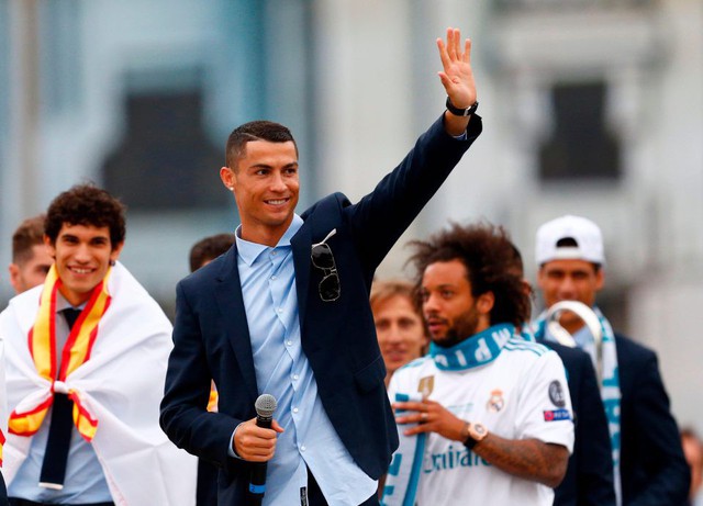 Real Madrid diễu hành ăn mừng chức vô địch Champions League thứ 13 - Ảnh 5.