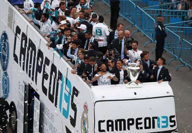 Real Madrid diễu hành ăn mừng chức vô địch Champions League thứ 13 - Ảnh 8.