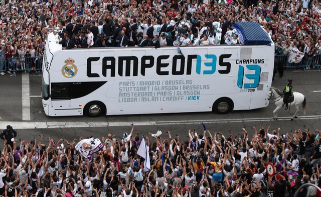 Real Madrid diễu hành ăn mừng chức vô địch Champions League thứ 13 - Ảnh 9.