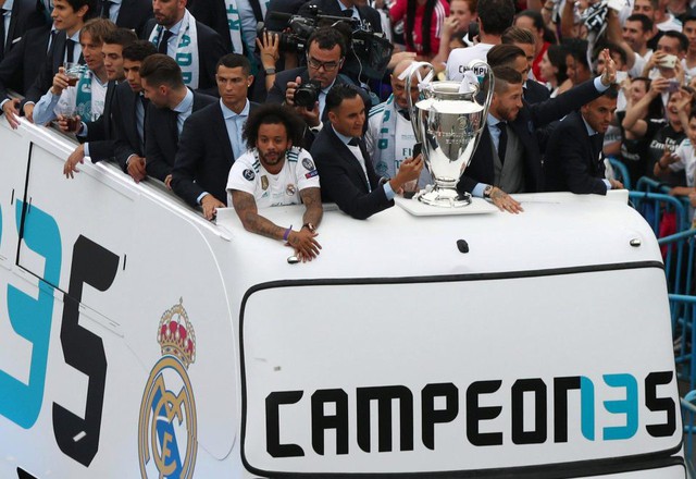 Real Madrid diễu hành ăn mừng chức vô địch Champions League thứ 13 - Ảnh 10.