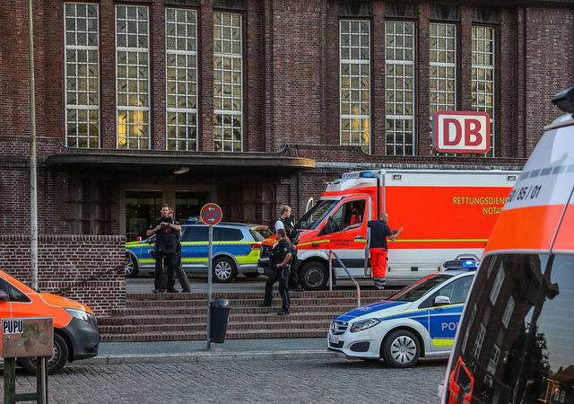 Đức: Tấn công bằng dao tại nhà ga Flensburg, 1 người thiệt mạng - Ảnh 3.