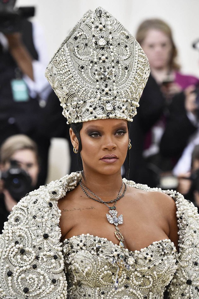 Met Gala 2018: Rihanna biến thành Giáo hoàng, Katy Perry hóa thiên thần - Ảnh 3.