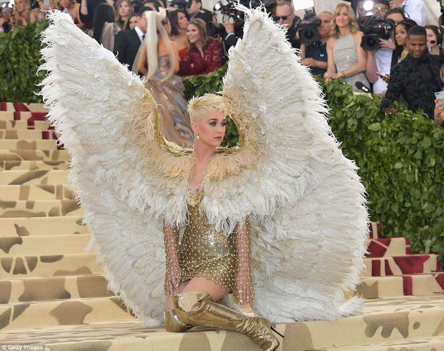 Met Gala 2018: Rihanna biến thành Giáo hoàng, Katy Perry hóa thiên thần - Ảnh 6.