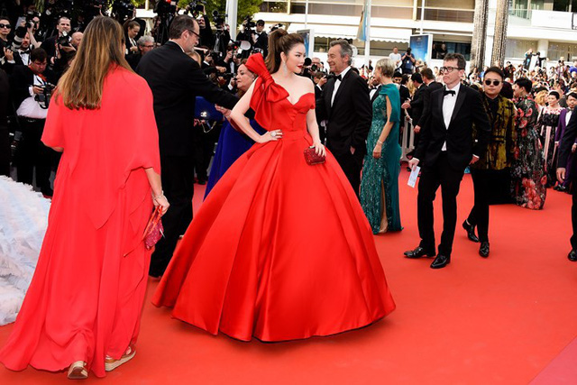 Lý Nhã Kỳ diện váy đỏ rực rỡ, nổi bật tại Cannes - Ảnh 3.