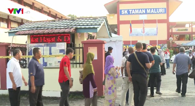 Cử tri Malaysia xếp hàng bầu cử từ sáng sớm - Ảnh 1.