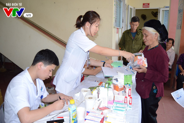 Phú Thọ: Khám, tư vấn sức khỏe và cấp thuốc miễn phí cho gần 400 người cao tuổi - Ảnh 2.