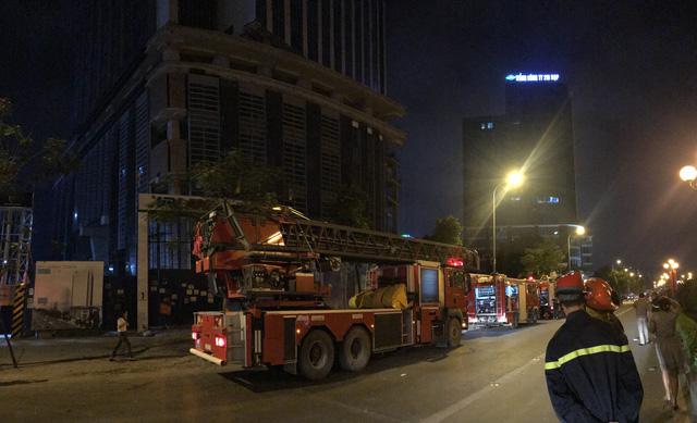 Nổ, cháy dữ dội tại tòa nhà MBLand trên đường Lê Văn Lương, Hà Nội - Ảnh 3.