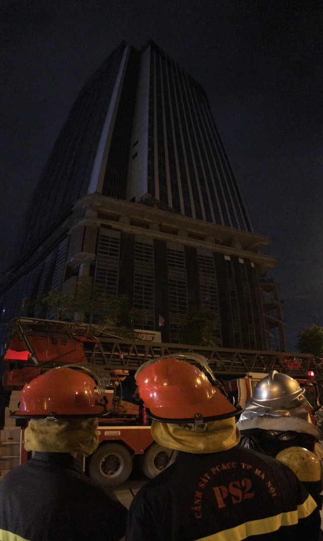 Nổ, cháy dữ dội tại tòa nhà MBLand trên đường Lê Văn Lương, Hà Nội - Ảnh 6.