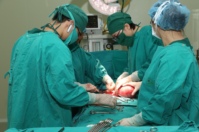 Phẫu thuật khối u xơ tử cung to như mang bầu 8 tháng - Ảnh 1.