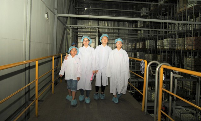Vui hè 2018, bé cùng khám phá siêu nhà máy sữa của Vinamilk - Ảnh 4.