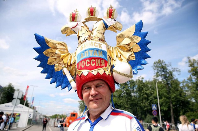 CĐV Nga xinh đẹp trong trang phục truyền thống đón FIFA World Cup™ 2018 - Ảnh 6.