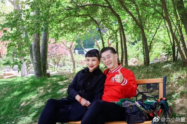 Loạt ảnh ít thấy của Lục Tiểu Linh Đồng và bà xã 30 năm chưa có đám cưới trọn vẹn - Ảnh 3.