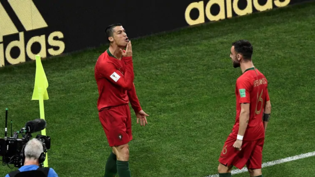 FIFA World Cup™ 2018: Báo Anh lý giải hành động vuốt râu ăn mừng của C.Ronaldo - Ảnh 1.