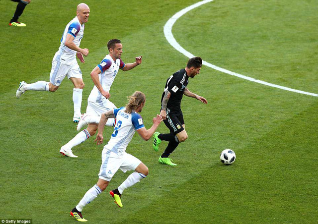 Bất lực trước Iceland, Messi buồn như thể mất cúp vô địch FIFA World Cup™ 2018 - Ảnh 2.