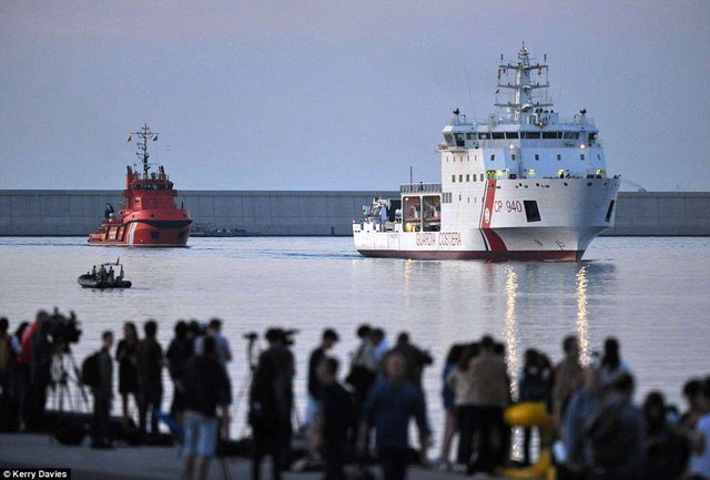 Tàu chở 629 người tị nạn cập cảng Tây Ban Nha - Ảnh 1.