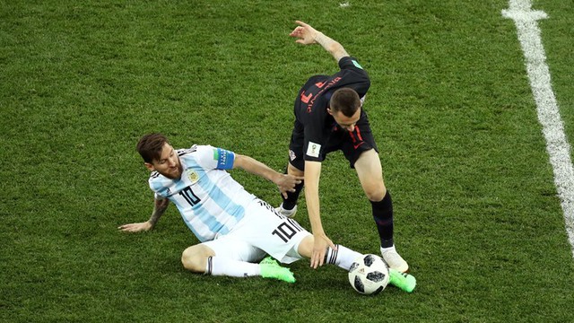 Messi ngao ngán nhìn đồng đội phá game - Ảnh 2.