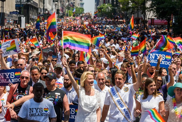 Hàng nghìn người dân New York diễu hành kỷ niệm ngày đồng giới - Ảnh 1.